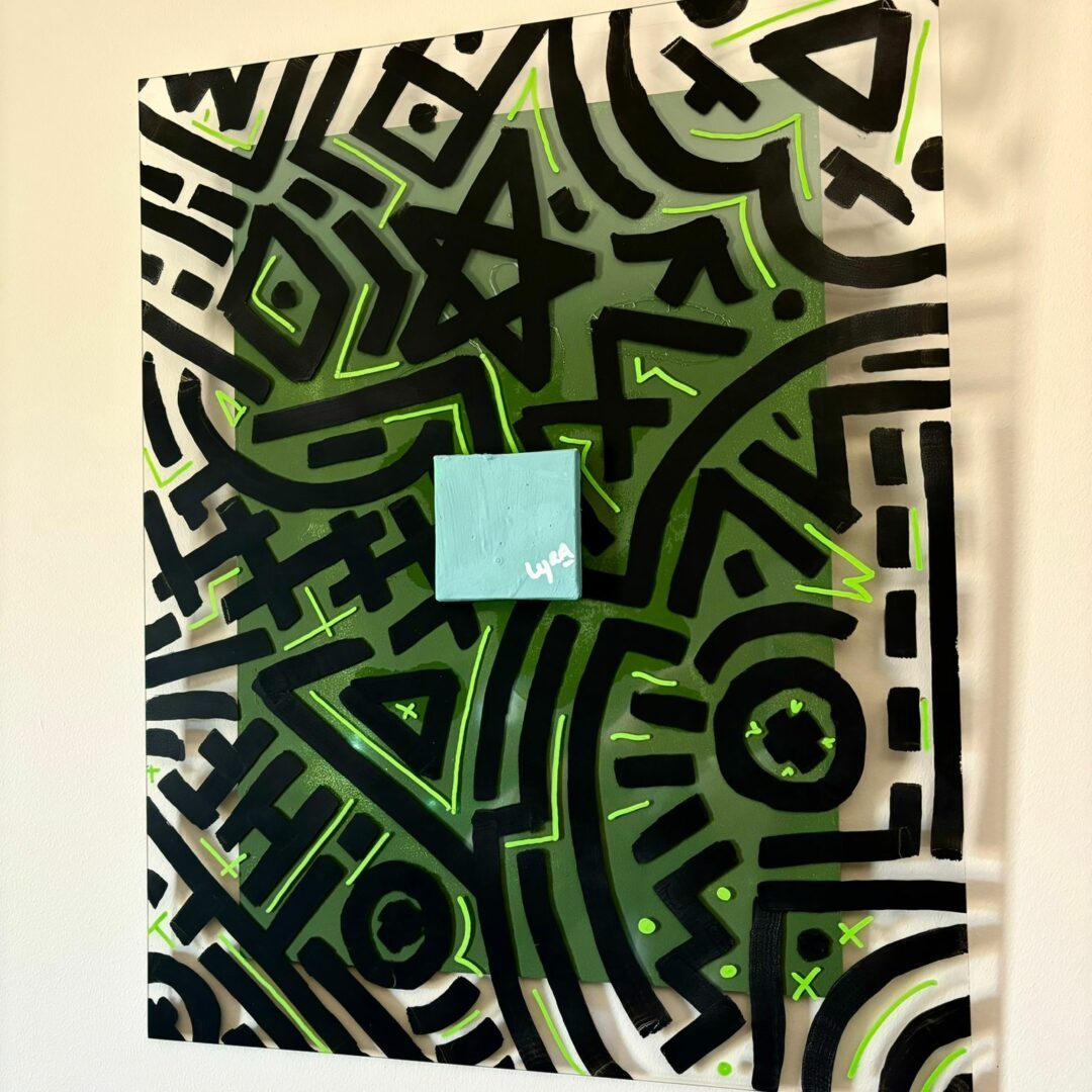 Zéléna est un tableau avec comme recyclage un cadre cassé collé sur un fond vert uni et une mini toile.