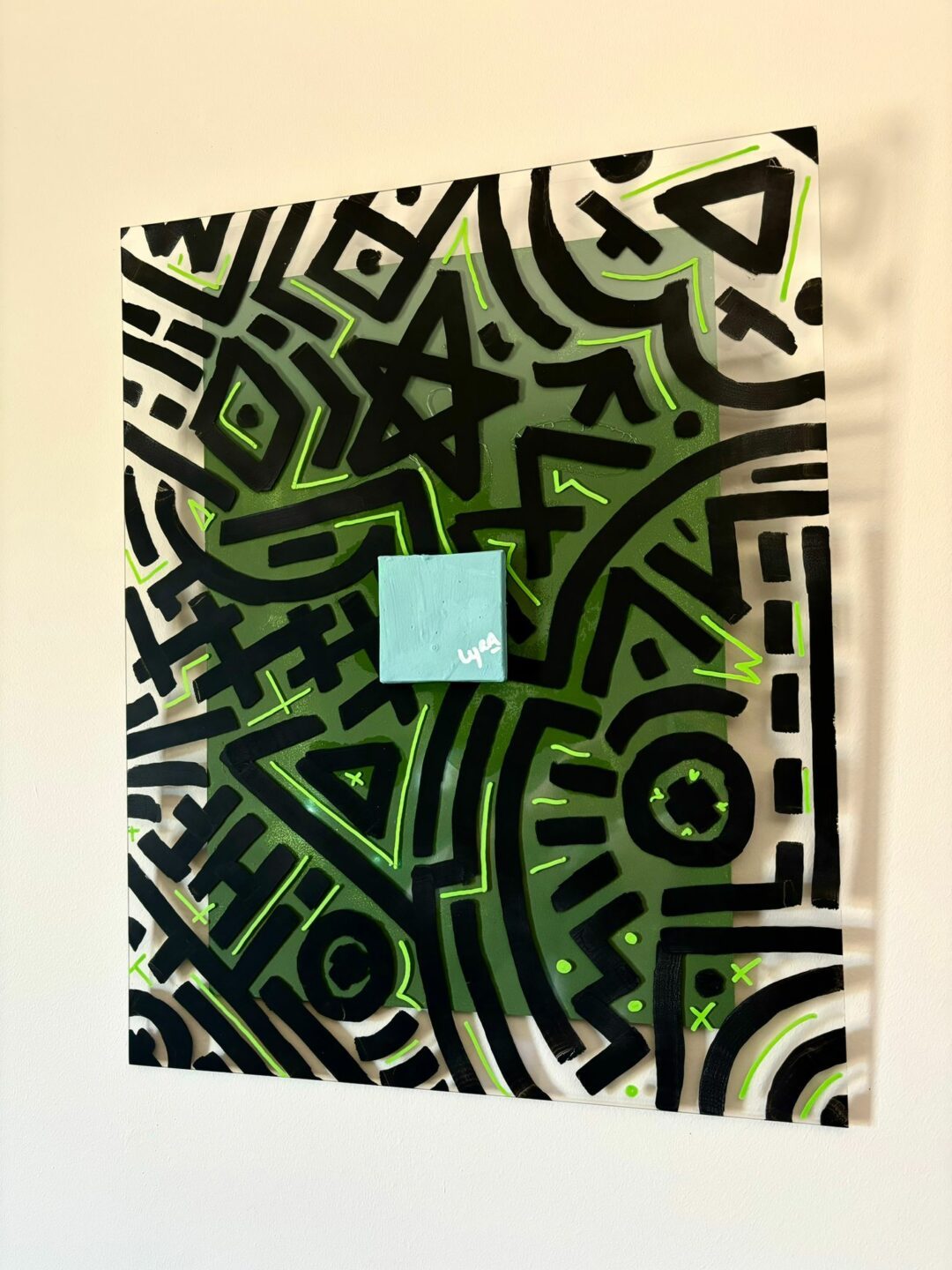 Zéléna est un tableau avec comme recyclage un cadre cassé collé sur un fond vert uni et une mini toile.